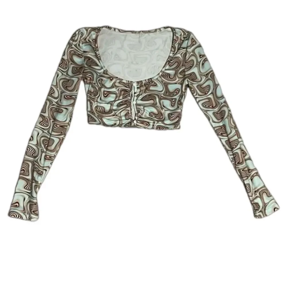 size xs cropped pattern long sleeve top with buttons detail